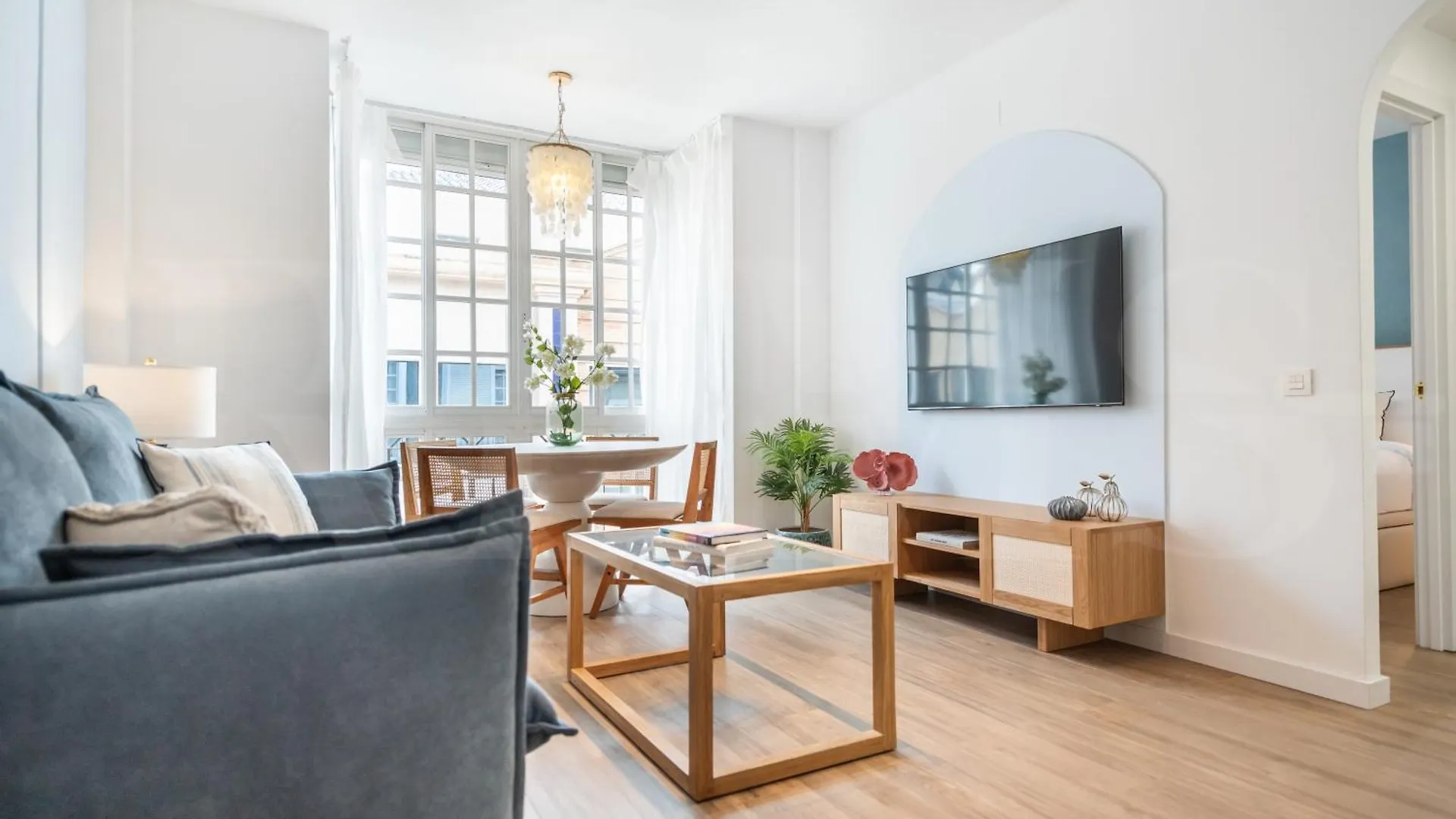 Chic Quiet Apartment Near The Center By Rems contacts
